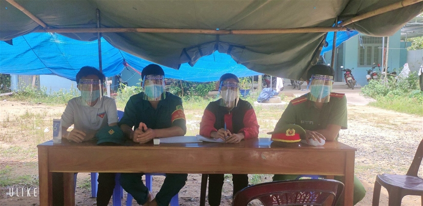 Lực lượng đoàn viên thanh niên tích cực tham gia các chốt kiểm soát phòng, chống dịch Covid-19 trên địa bàn huyện Hàm Thuận Bắc