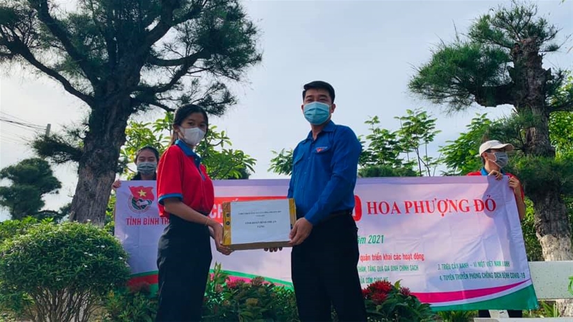 Đồng chí Thái Thành Bi - Phó Bí thư Tỉnh Đoàn tặng quà  các chiến sĩ Hoa Phượng đỏ trường THPT Nguyễn Thị Minh Khai