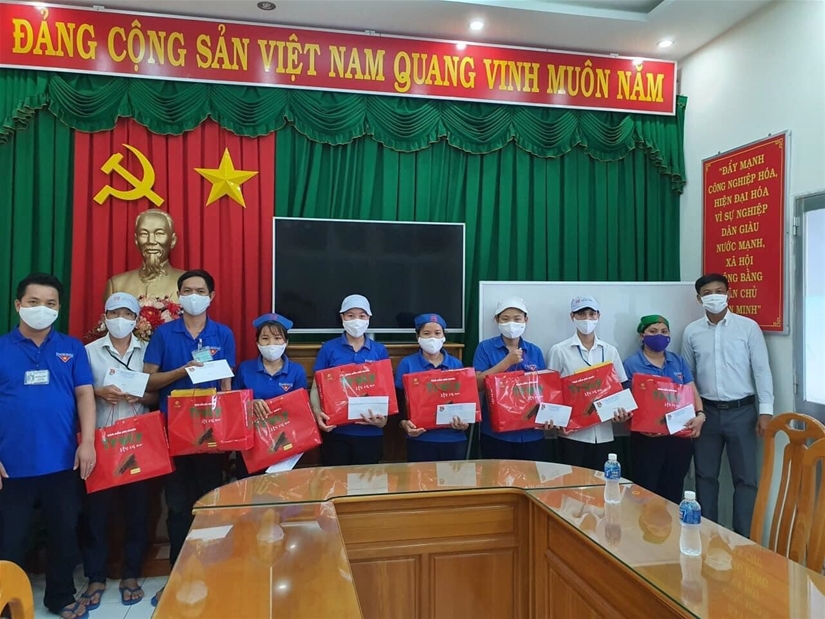 Đồng chí Lâm Hồng Tuyên - Quyền Bí thư Tỉnh đoàn, Chủ tịch Hội đồng Đội tỉnh tặng quà cho các thanh niên công nhan có hoàn cảnh khó khăn tại Công ty May Thuận Tiến