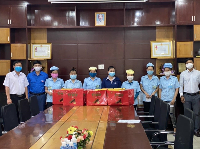 Đồng chí Lâm Hồng Tuyên - Quyền Bí thư Tỉnh đoàn, Chủ tịch Hội đồng Đội tỉnh tặng quà cho các thanh niên công nhan có hoàn cảnh khó khăn tại Công ty May Phan Thiết