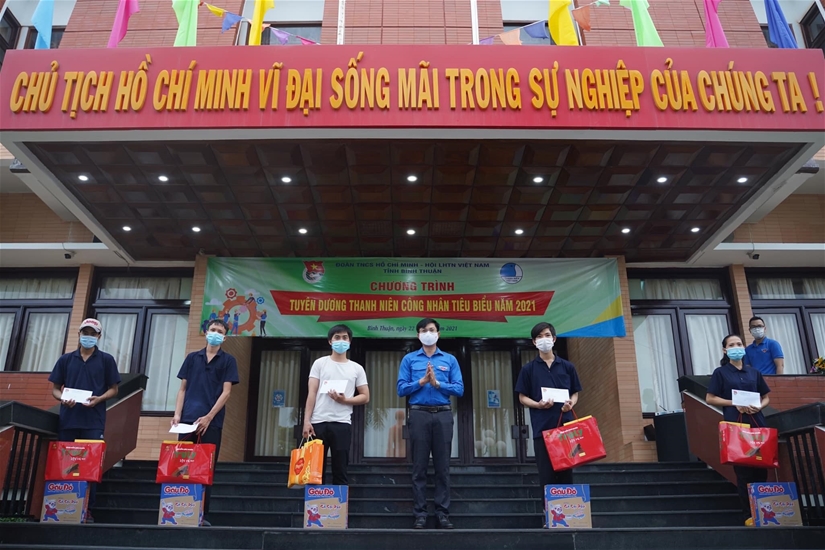 Đồng chí Lâm Hồng Tuyên - Quyền Bí thư Tỉnh đoàn, Chủ tịch Hội đồng Đội tỉnh tặng quà cho các thanh niên công nhân có hoàn cảnh khó khăn