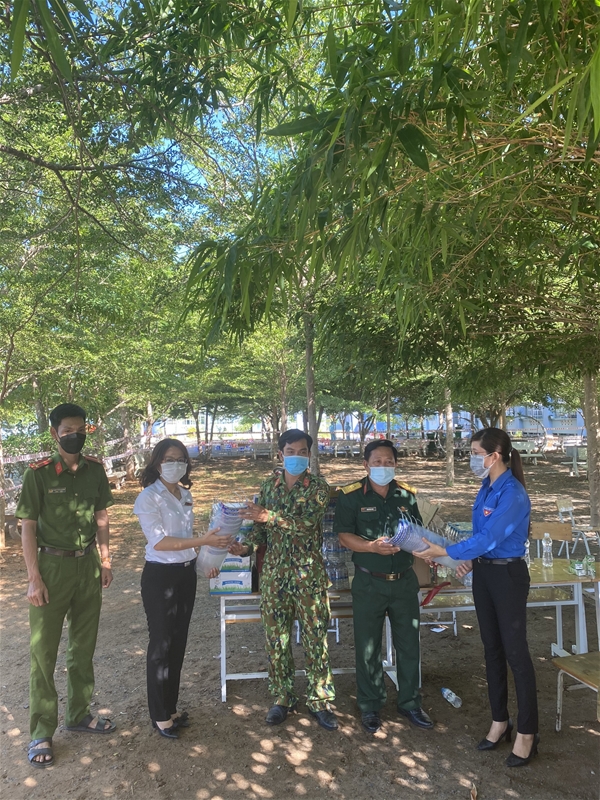 Thường trực Huyện đoàn Hàm Thuận Bắc đại diện tuổi trẻ huyện nhà đến thăm, tặng quà cho các khu cách li trên địa bàn huyện.