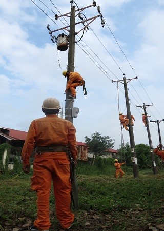  Các nhóm công nhân đang làm việc, thao tác trên lưới điện ở mọi địa điểm đều được giám sát thông qua chương trình giám sát an toàn