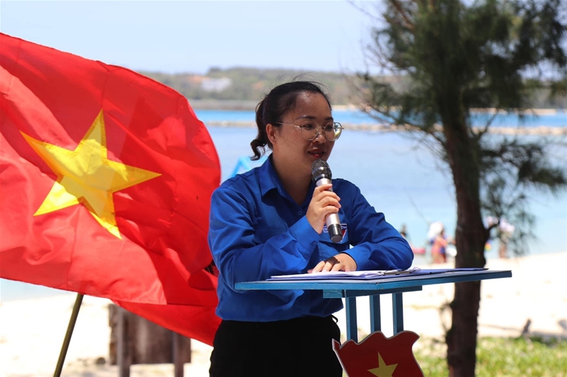 đồng chí Nguyễn Thị Thơm - Bí thư huyện đoàn phát biểu ôn lại truyền thống