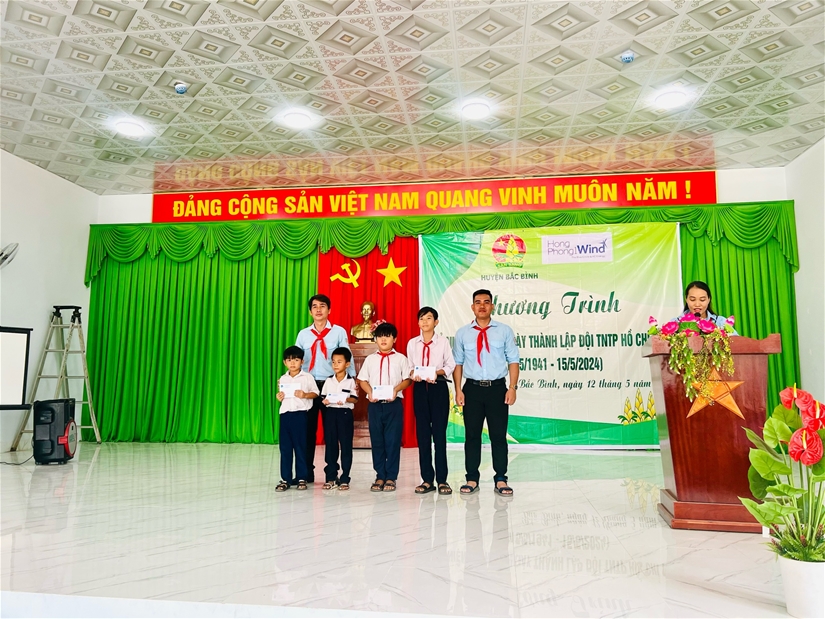 Trao học bổng cho các em học sinh có hoàn cảnh khó khăn 